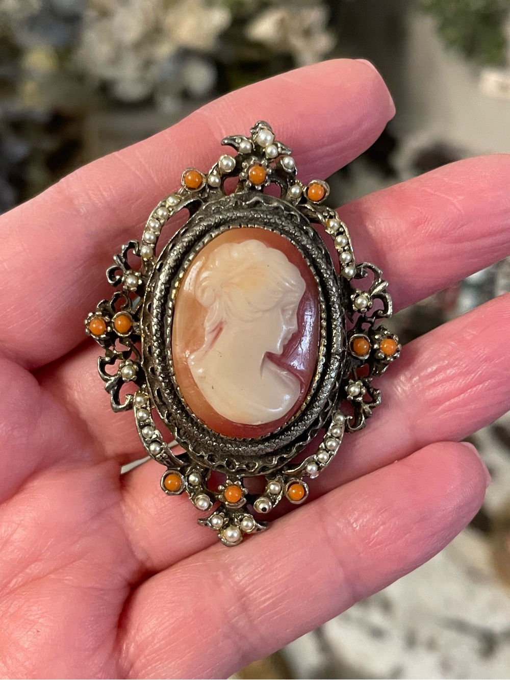 Victorian-Style Mid-Century Metal Resin  Cameo Brooch/Pendant Faux Pearls